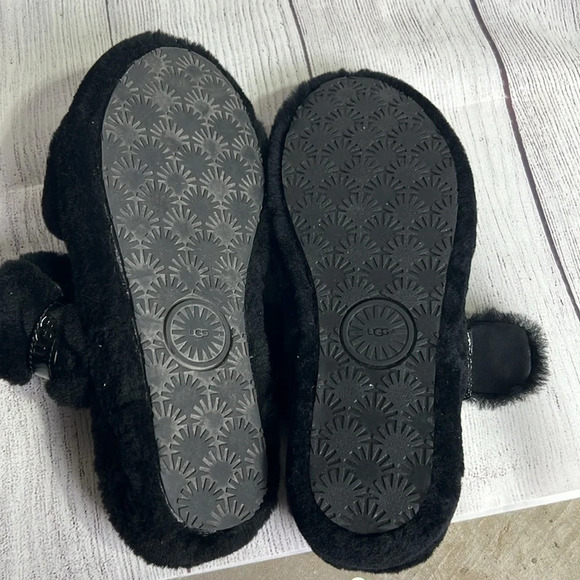 Ugg sandal slippers black buckle with a strap. New size 7 - Picture 6 of 6